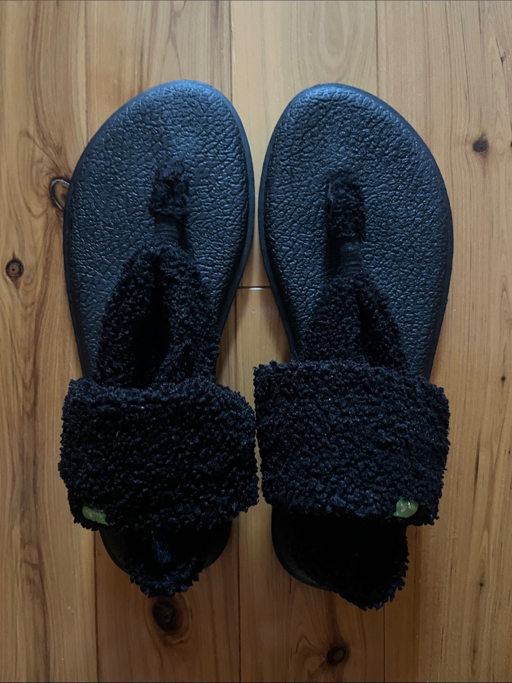 Sanuk Black faux fur yoga mat flip flop